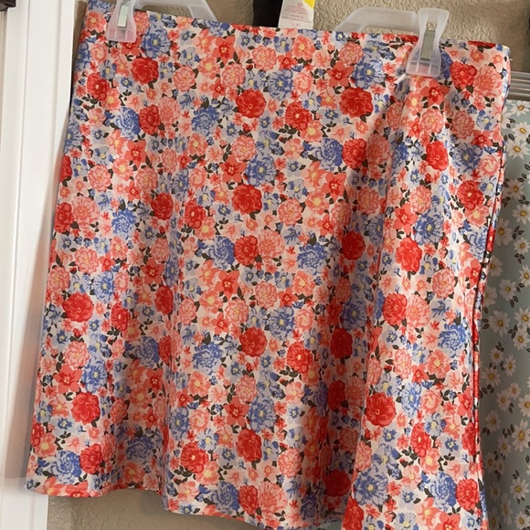 3 mini skirts - Picture 2 of 9